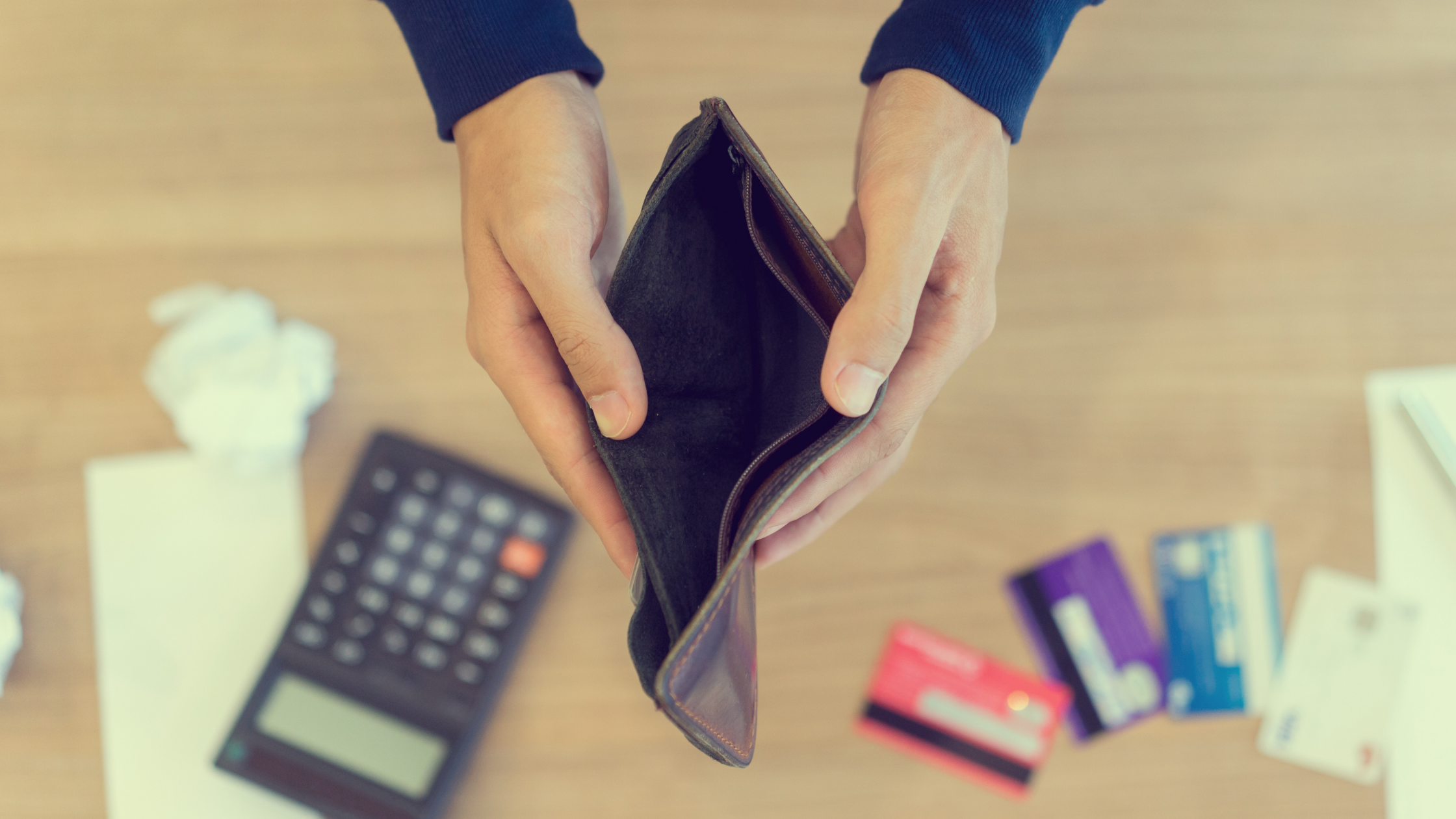 3 RAZONES por las que GASTAS de más